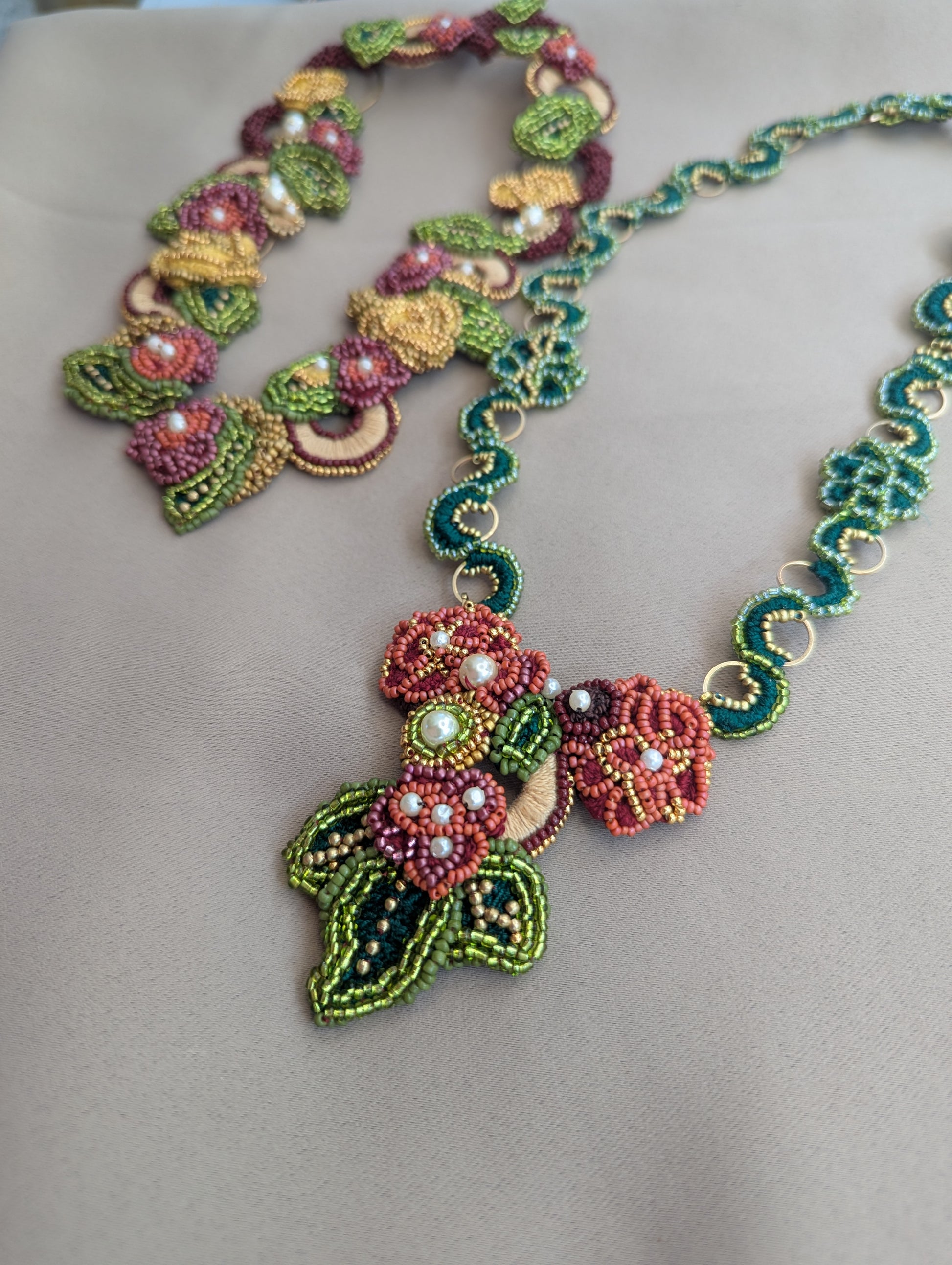 Rukmini custom made Mayaani Jewellery artisan chain in emerald green and gold paired with the Rukmini statement 2-in-1 Indian bridal necklace's detachable pendant.